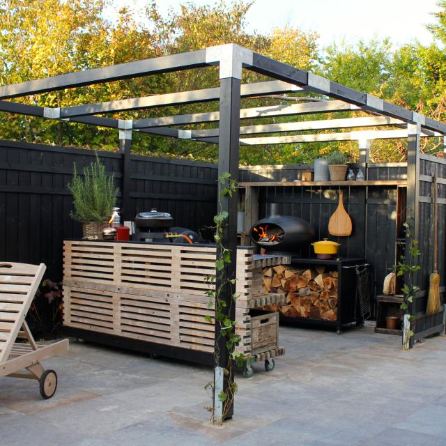 Opplev utekjøkkenet og terrassemiljøet hos Tina Dalbøge.