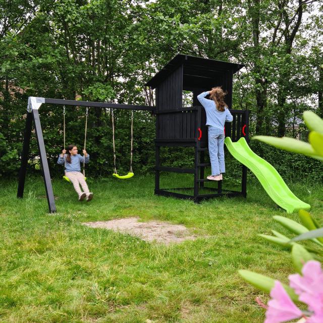 Trine bygger en lekställning vid sin sommarstuga i Blåvand