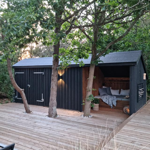 Trine bygger shelter och trädgårdsförråd under samma tak