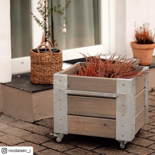 Cubic blomsterkasse m/hjul - 46×50×45 cm - gråbrun