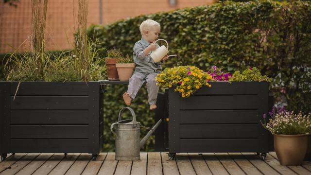 Cubic blomsterkasser med bænk hos Emma