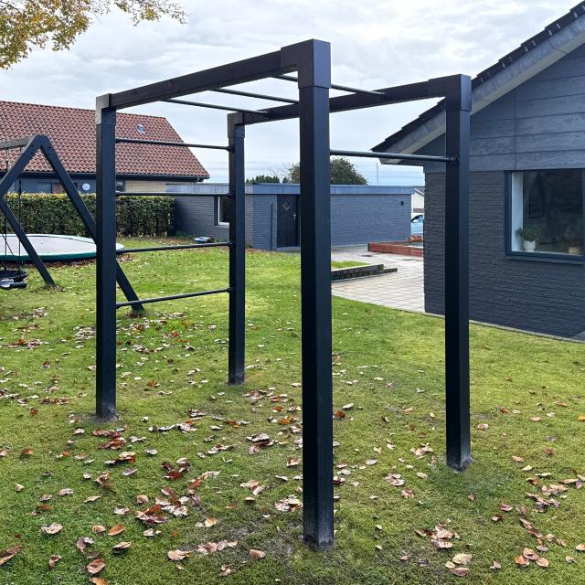 Outdoor Fitness træningsstativ - model 4 - sort m/sorte beslag