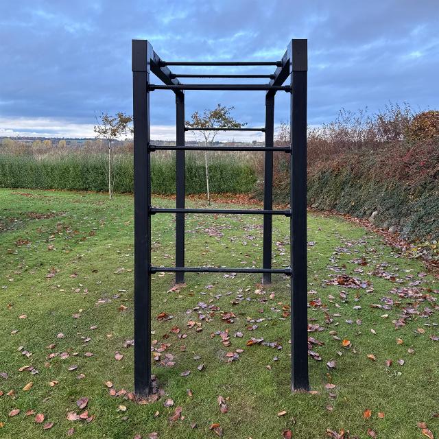 Outdoor Fitness træningsstativ - model 4 - sort m/sorte beslag