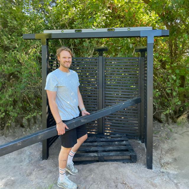 Lucas monterar Cubic beslag och takbjälkar