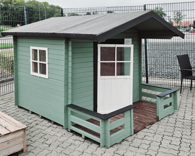 Legehus m/terrasse - fra siden