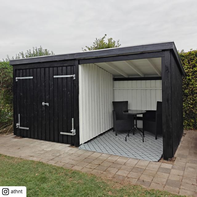Nordic Multi Gartenhaus 9,5 m² - 2 Module Doppeltür und offene Fassade m. Dachpappe/Aluleisten/H-Pfostenfüße