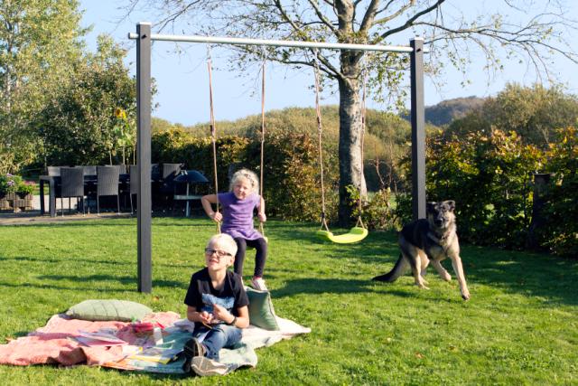 Gyngestativ m/ståloverligger inkl. 2 grønne gyngesæder - Sort