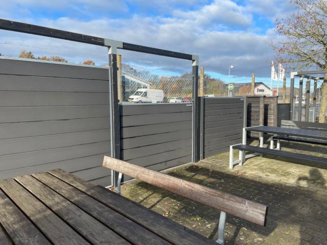 Basic Bord Bænksæt - Futura Komposithegn - Omlimede træstolper - Cubic Beslag - Artura Komposithegn - Plankesæt