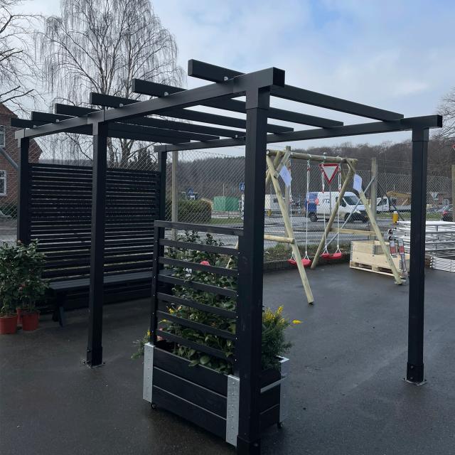 Cubic Beslag - Cubic Stolpefod - Omlimede træstolper Sort - Tokyo Hegn - Nostalgi Plankebænk - Cubic Blomsterkasse med espalier og hjul