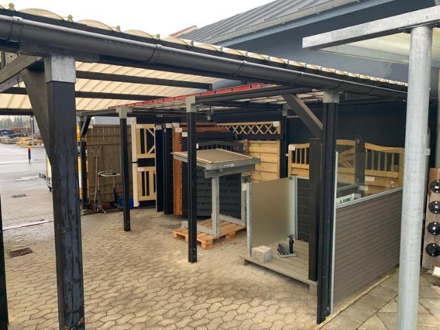 Skagen Lux Hegn - Retro Hegn - Siesta Møbel - Siesta Loungesæt - Tralle Grill-/Anretterbord - Trallebænk m/hylde - PLUS Plank Profilhegn m/glas - Omlimede træstolper hvid og sort - Cubic Beslag