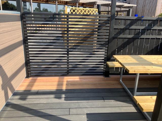 Tokyo Hegn - Rustik Hegn - Omlimede træstolper Sort - Cubic Stolpefod - Basic Bord/Bænksæt