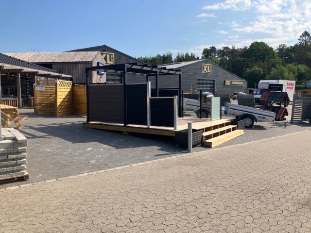 Cubic Beslag - Cubic Stolpefod - Omlimede træstolper - Stålstolper - Futura Kompositstolper - Artura Kompositstolper - Glashegn Frosted - Newline Hegn - Bergen Terrassehegn - Bergen Læhegn