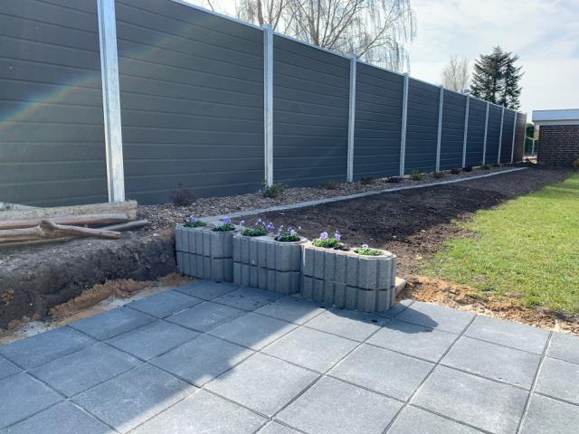 Før/efter - Artura komposithegn i haveskel