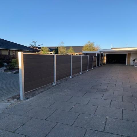 Før/efter - Futura komposithegn i indkørsel