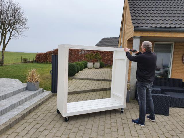 Siehe wie Poul das neue Siesta Sommerly der Familie zusammenbaut