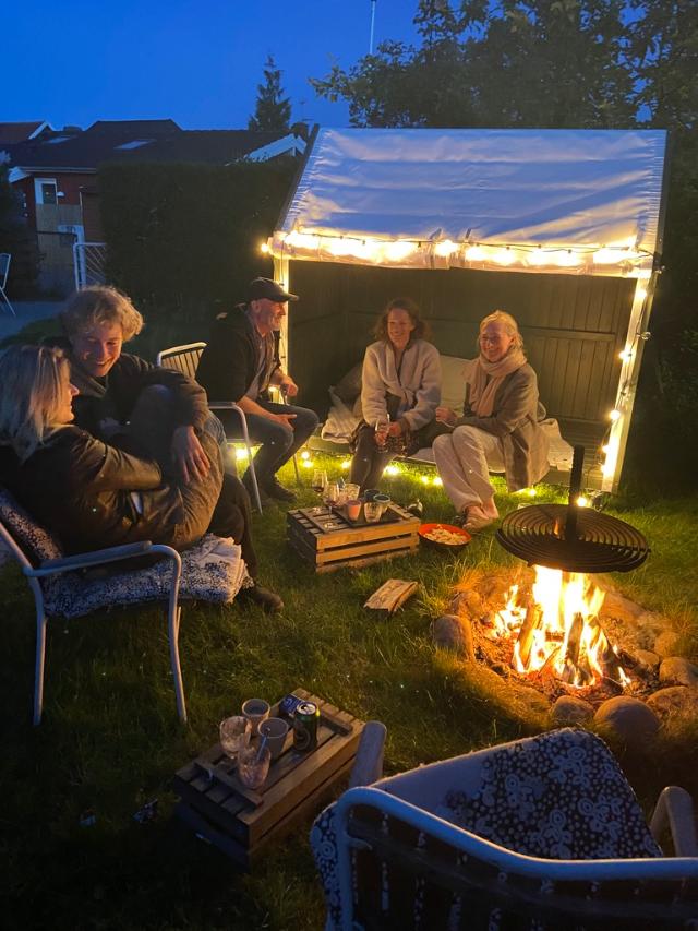 Glampingstemning i haven med et shelter på hjul