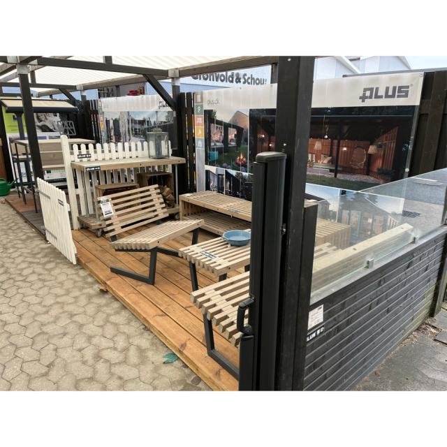 Retro Hegn - Siesta Loungesæt - Omlimede træstolper hvid og sort - PLUS Plank Profilhegn m/glas - Cubic Beslag