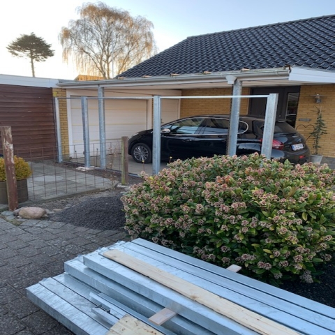 Verzinkte Stahlpfosten für den neuen Futura Gartenzaun