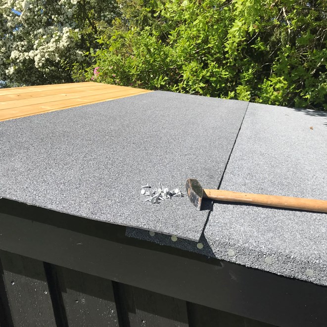 Dach mit Dachpappe versehen