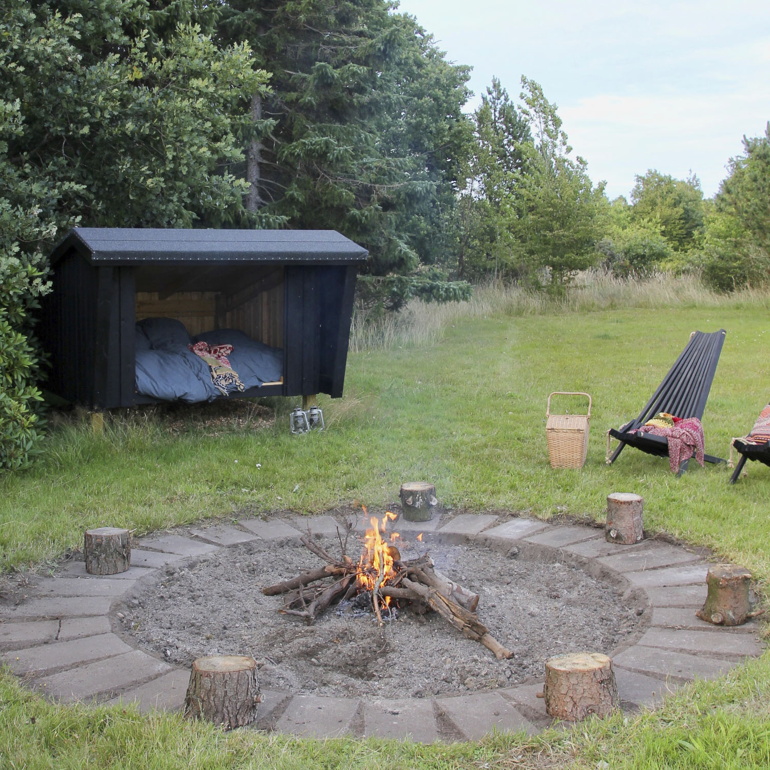 Shelter und Lagerfeuer