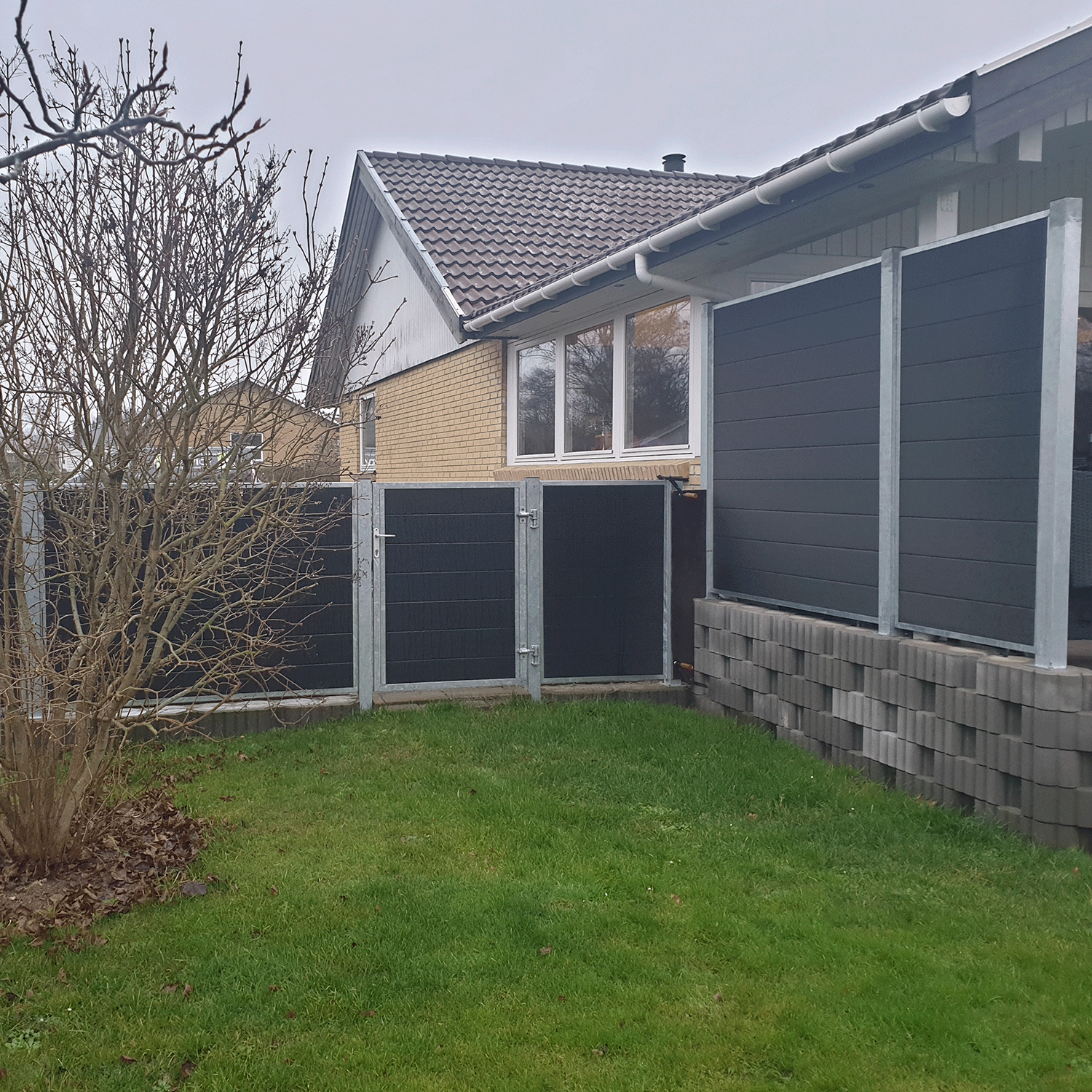 Futura hegnssystem med låge og stålstolper