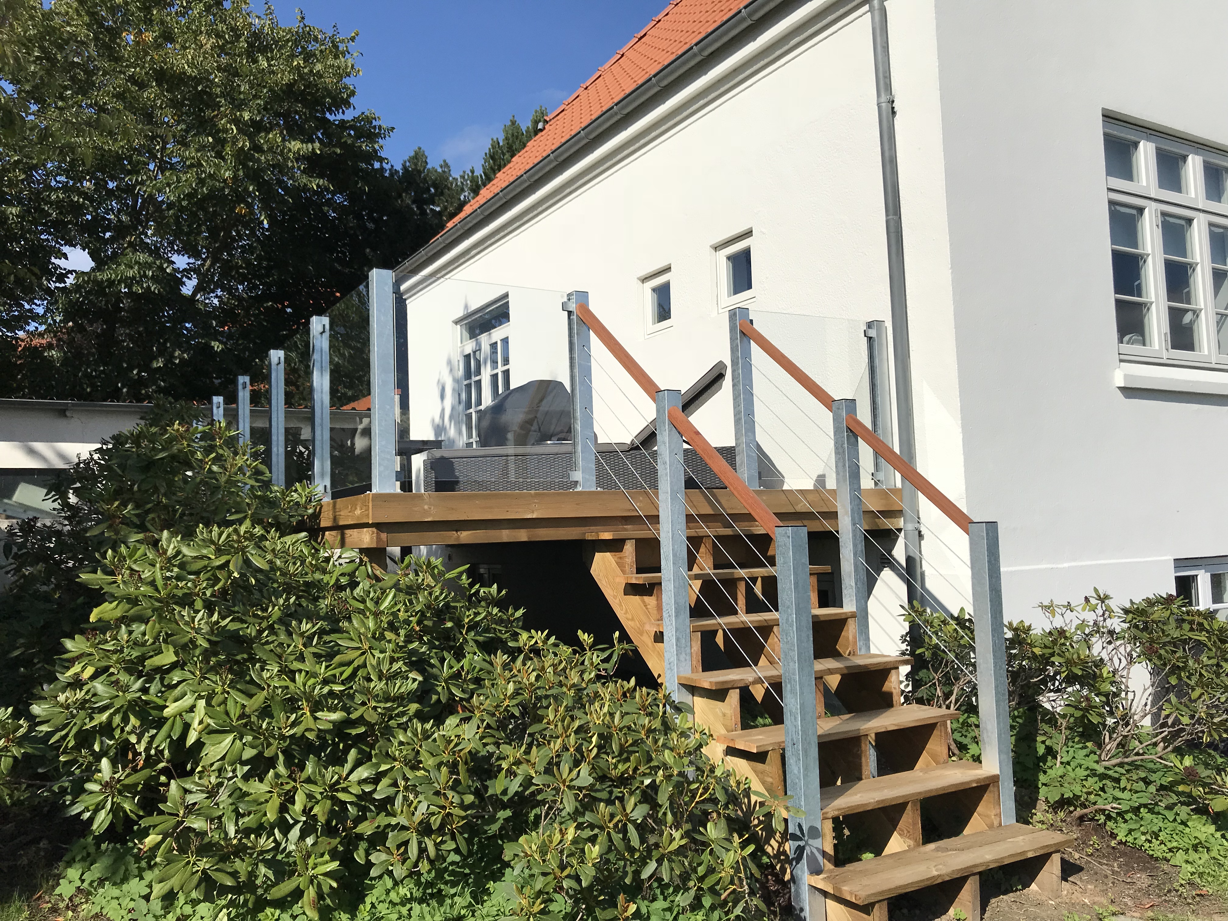 Schöne Selbstbautreppe aus PLUS Treppenwangen gefertigt - hier mit Geländer