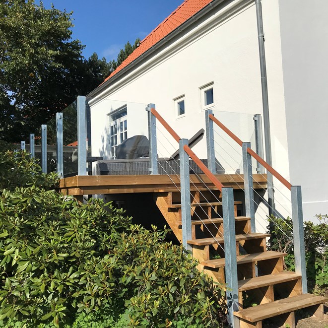 Schöne Selbstbautreppe aus PLUS Treppenwangen gefertigt - hier mit Geländer